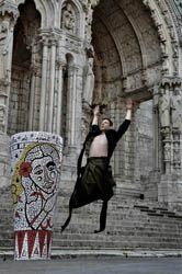Matlakas’ dance-Interaction with my big vase, in Chartres…